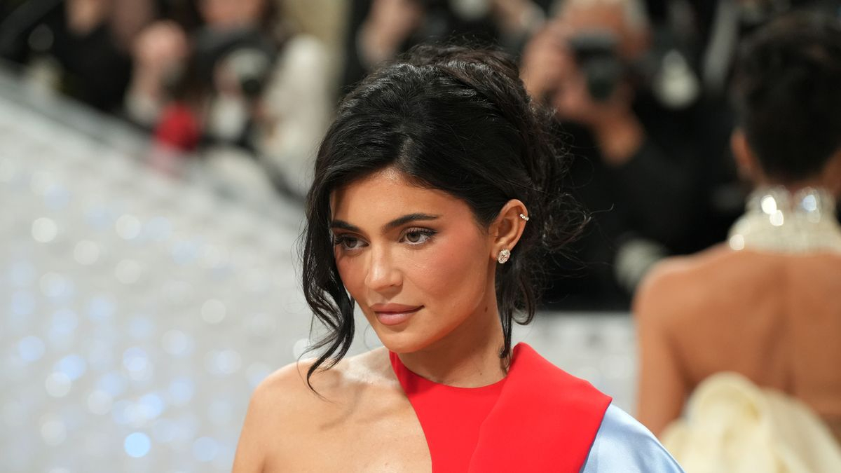 Kylie Jenner cesur dekoltesiyle mest etti! 'Bu güzellik halis mi?'