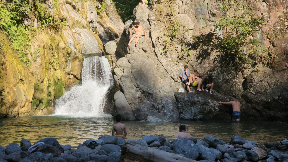 Karabük'te sıcak havalarda vatandaş dere sularında serinledi
