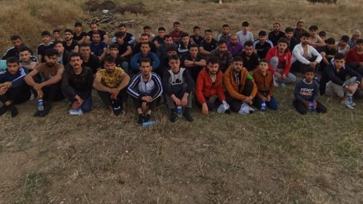 Edirne'de 64 kaçak göçmen Bulgaristan'a geçmeye çalışırken yakalandı