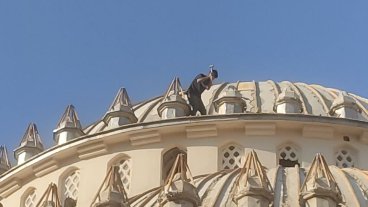 Hatay'da alüminyum için hasarlı cami kubbesine çıktılar