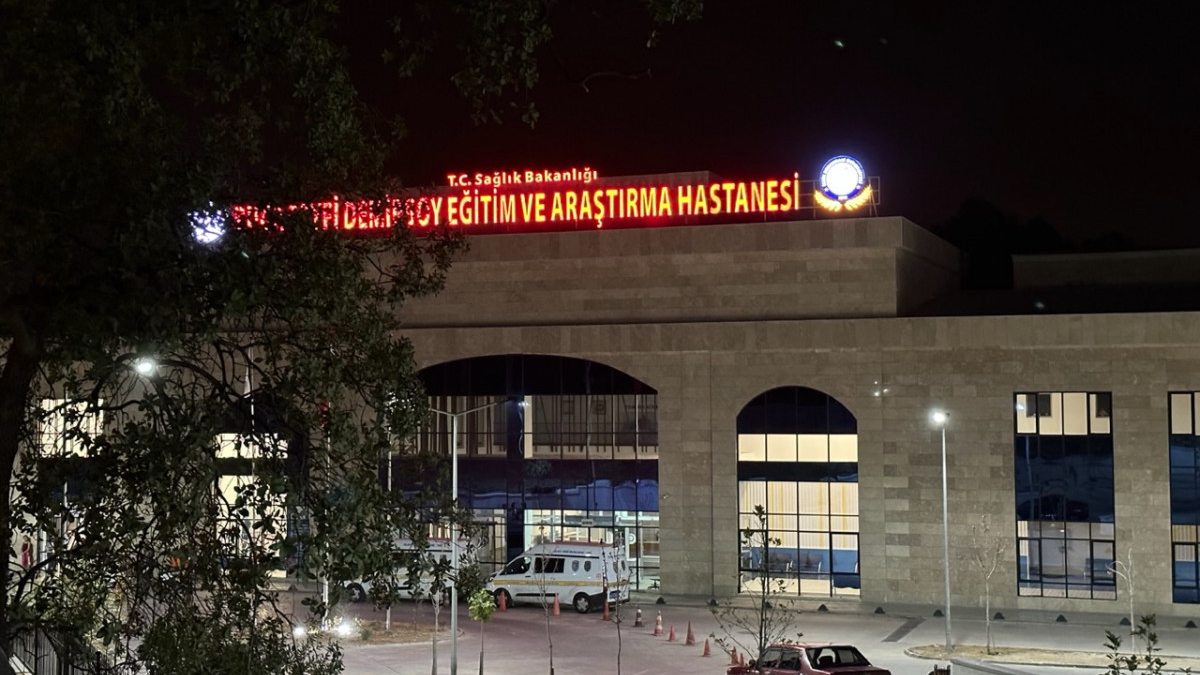 İzmir'de silahlı kavga: Ateşlenen silah balkonunda oturan adamı öldürdü