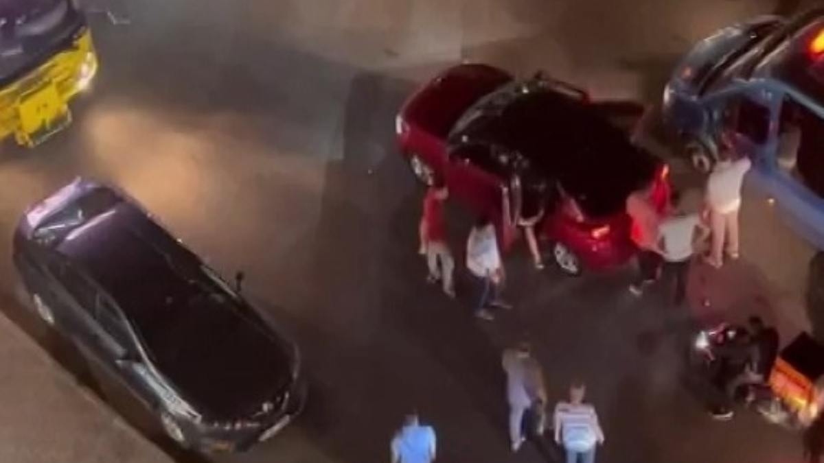 Maltepe'de yol verme tartışmasını ayırmak isterken kafasında şişe patladı