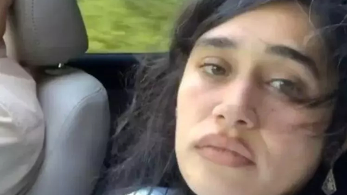 Meltem Miraloğlu'ndan tektaş poz geldi