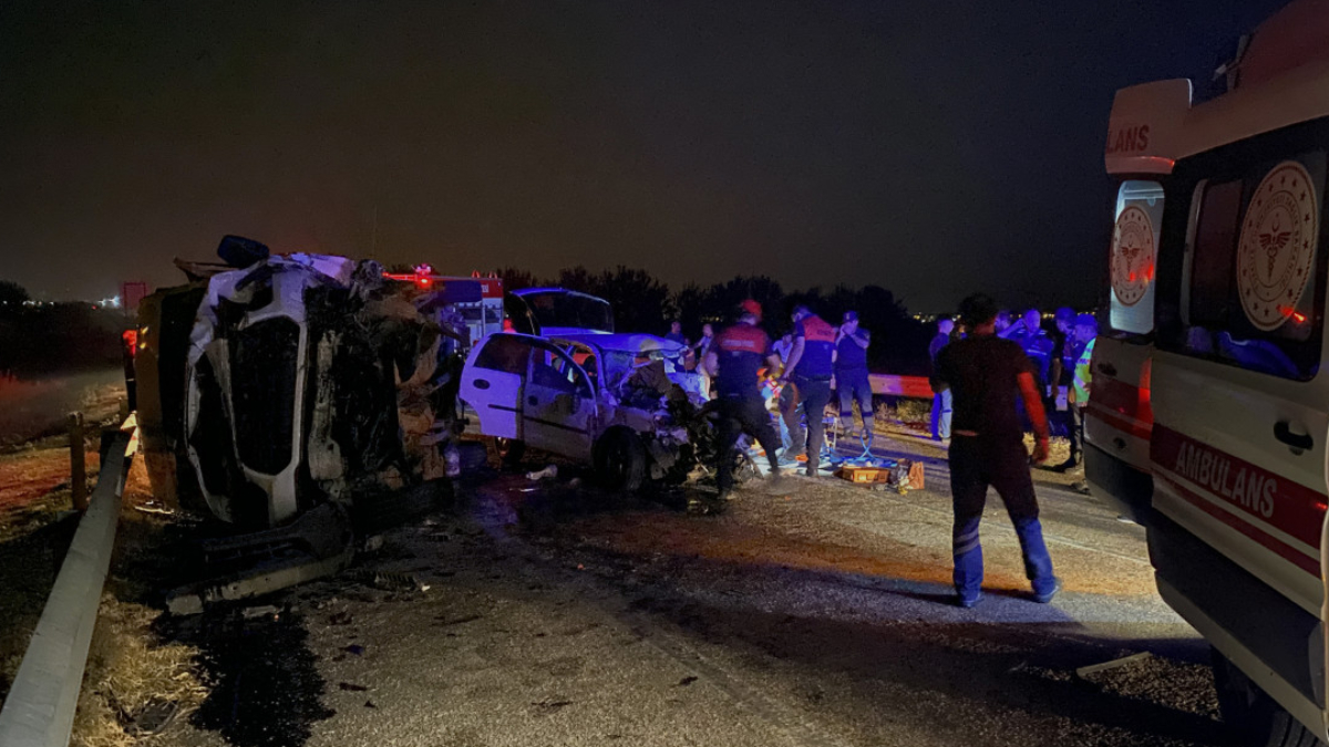 Osmaniye'de ambulans ile otomobilin çarpıştığı kazada 3 kişi öldü
