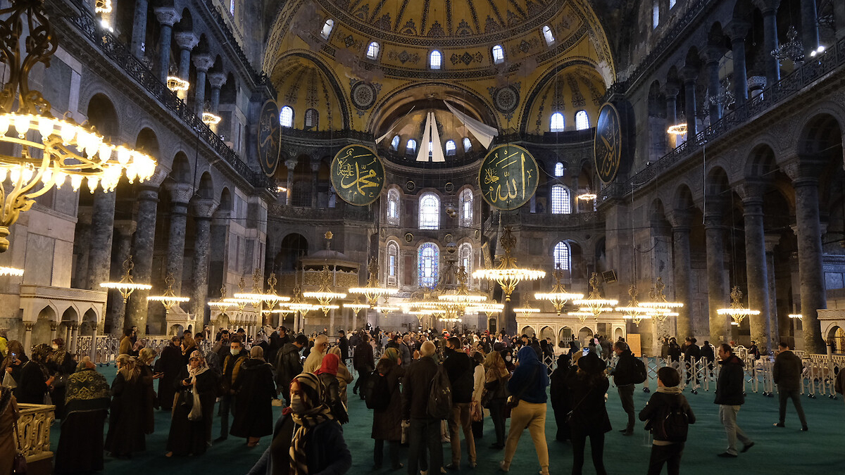 Şule Demirtaş'tan tepki çeken yazı: Ayasofya çorap koktu