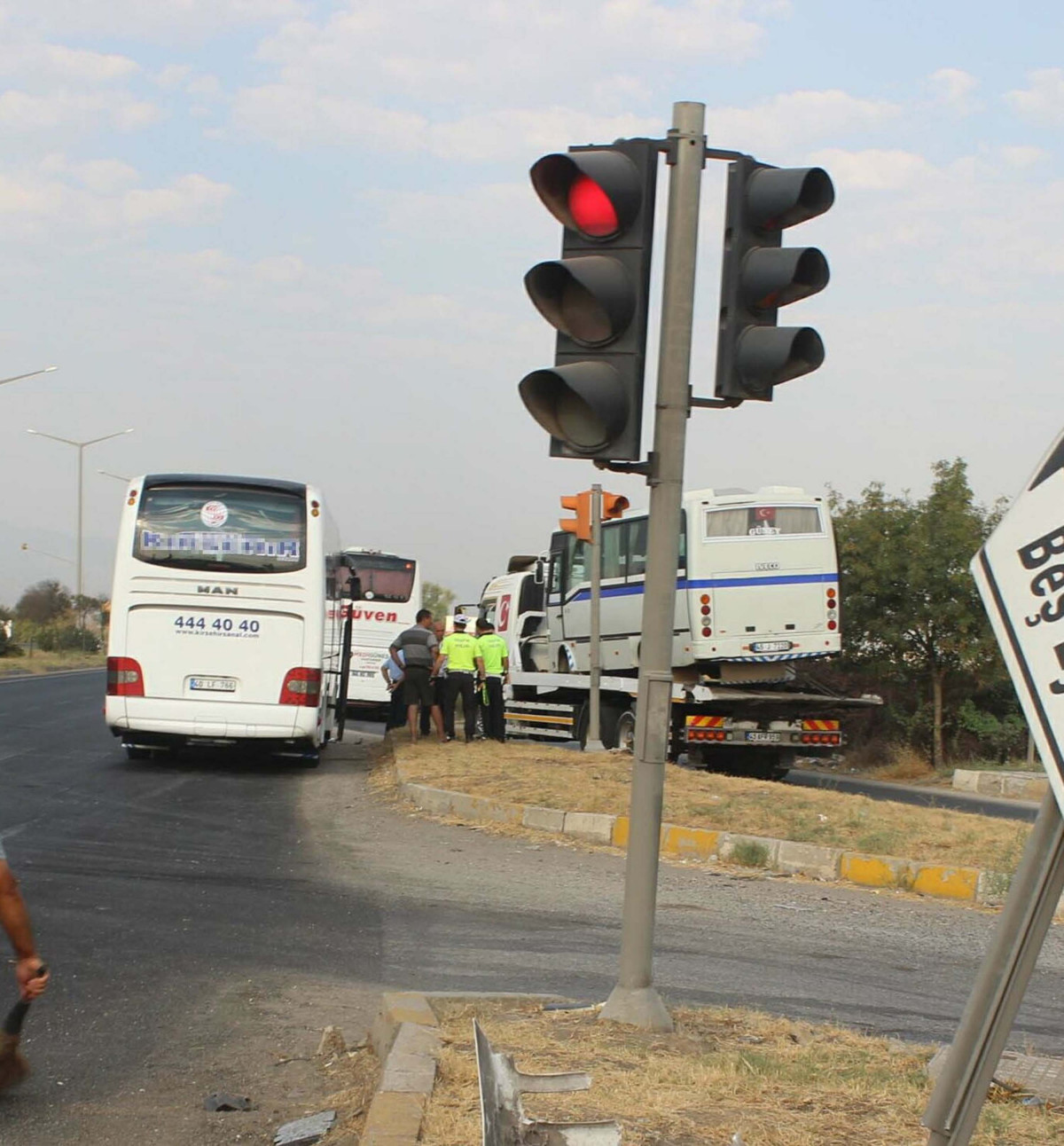 Manisa'da yolcu otobüsüyle işçi servis midibüsü çarpıştı; 11 yaralı