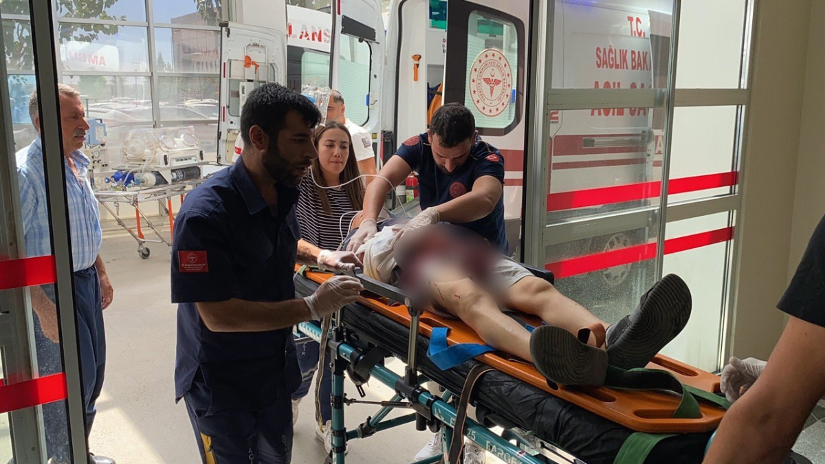 Adıyaman'da camdan çıkarttığı kolu, kaza esnasında araçların arasında parçalandı