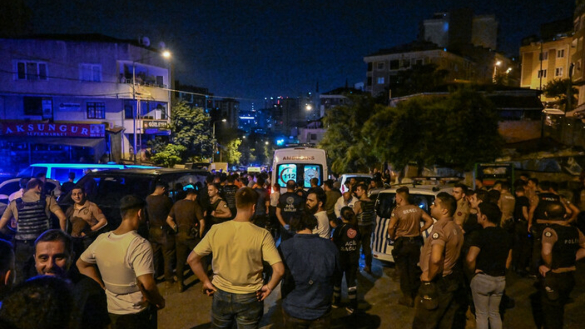 İstanbul'da silahlı saldırıda şehit olan polisin cenazesi teslim alındı