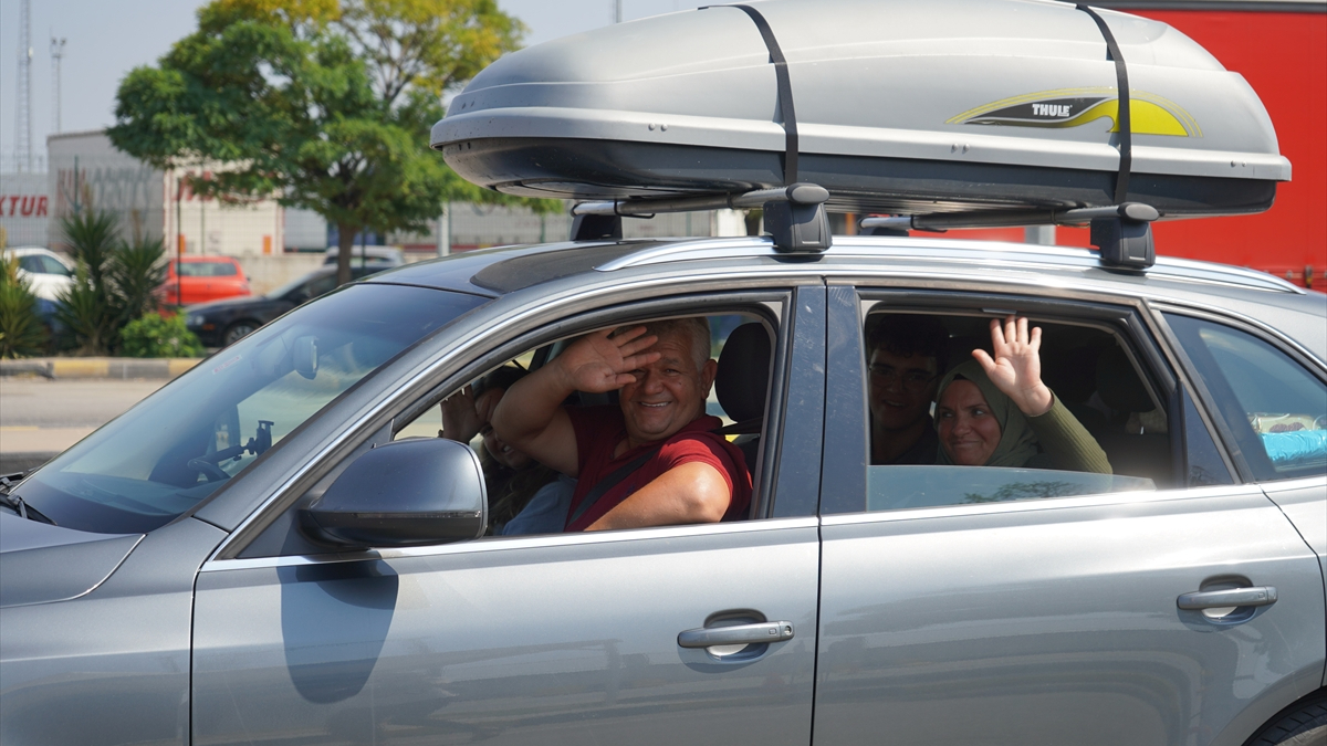 Türkiye'den ayrılan gurbetçi: Gelirken sevinçli, dönüşte üzüntülü oluyorsun