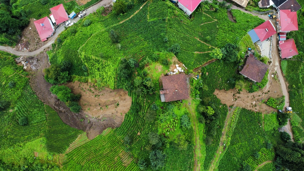 Rize'de sağanak etkili oldu: Çayeli ve Güneysu'yu sel vurdu!