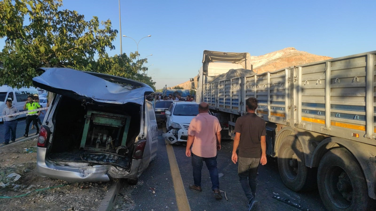 Şanlıurfa'da tır yolda bekletilen araçların arasına daldı: 5 yaralı