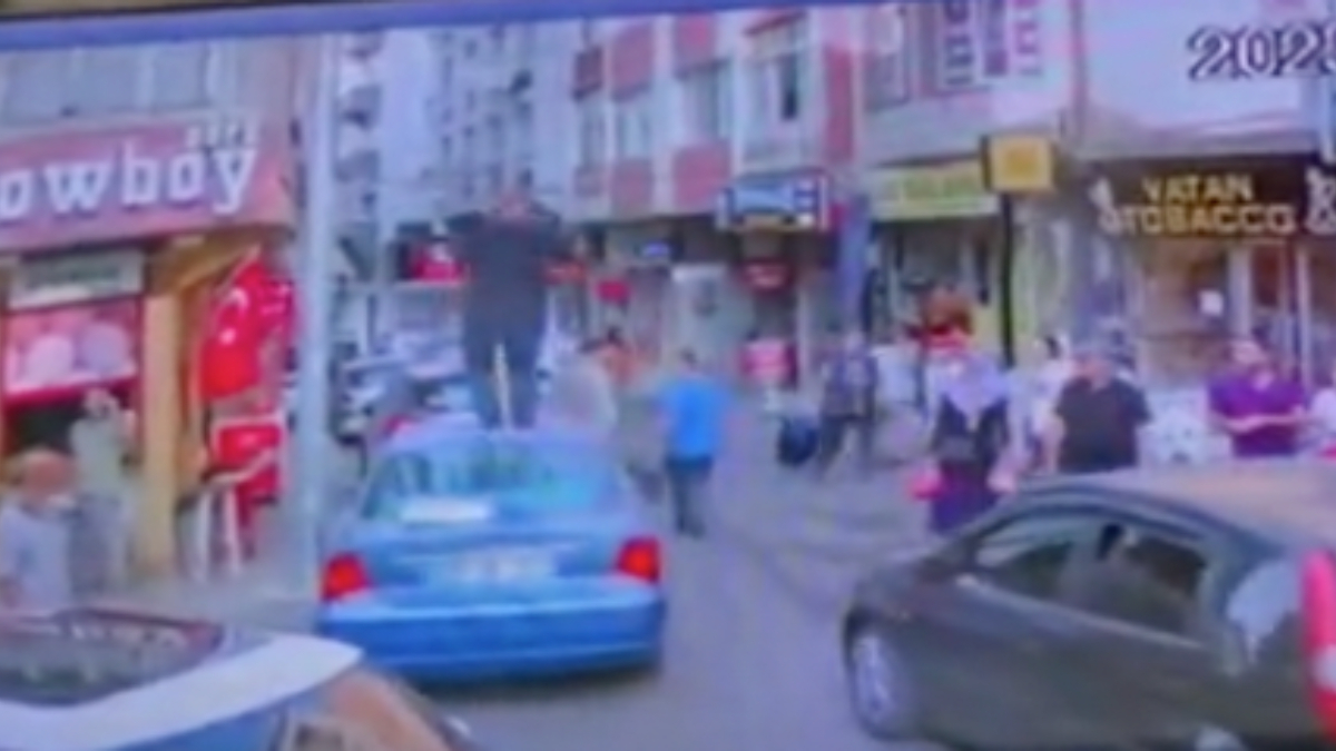 Tekirdağ'da kavga ettiği kişinin aracının üzerine çıkıp camlarına zarar verdi