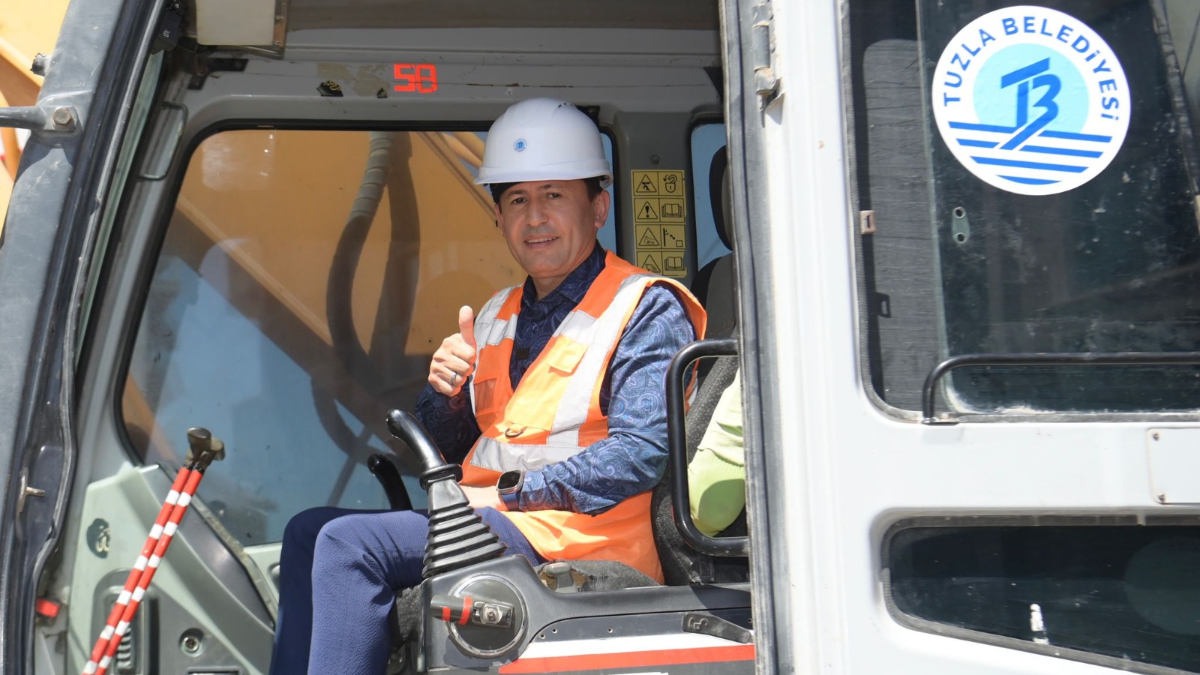 Tuzla’da kentsel dönüşüm: Yıkılan binalara ilk kepçe darbesi Başkan Yazıcı'dan