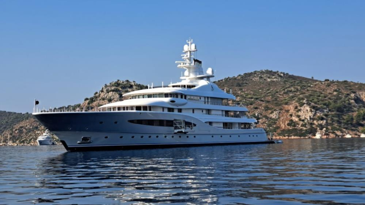 Milyarderleri taşıyan yatlar, Marmaris koylarına demir attı