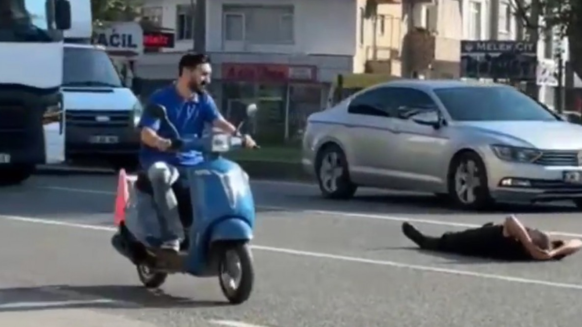 Bursa'da trafiğe aldırmayan adam yolun ortasına uzandı