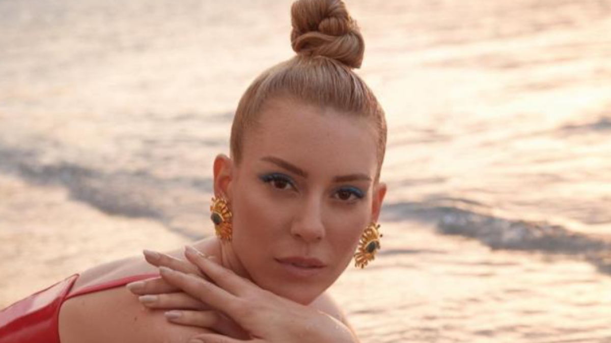 Sinem Kobal bikinili tatil pozları ile takipçilerinden tam not aldı! 'Güzeller güzeli'