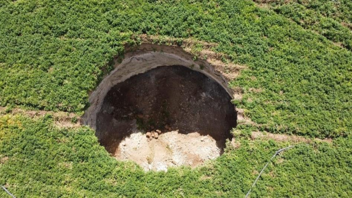 Konya'da obruk korkusu devam ediyor: Tarlasında 15 metre derinliğinde bir çukur oluştu