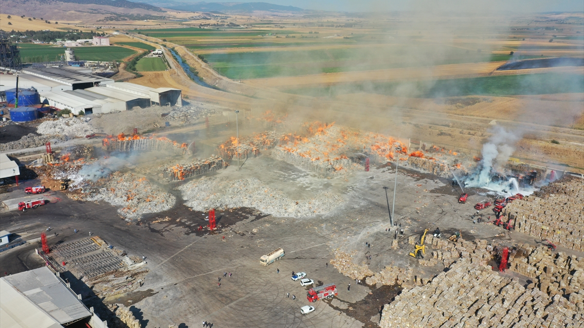 Kahramanmaraş'ta yangın paniği! Geri dönüşüm fabrikası alevlere teslim oldu
