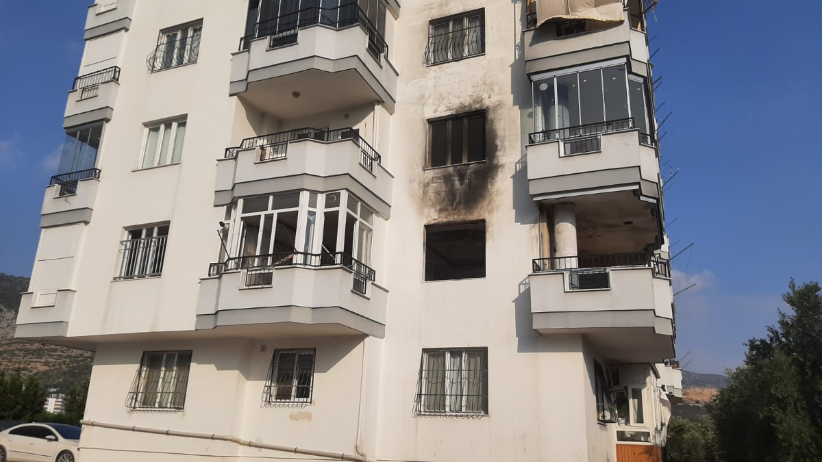 Adana'da apartmanda ansızın çıkan yangınlar vatandaşları korkutuyor