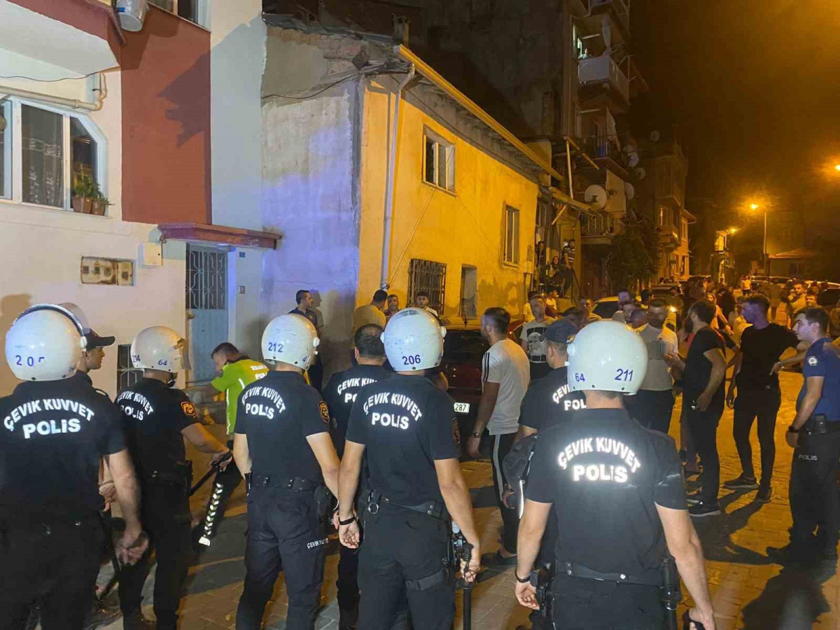 Uşak'ta akrabalar birbirine girdi: 1'i ağır 5 yaralı