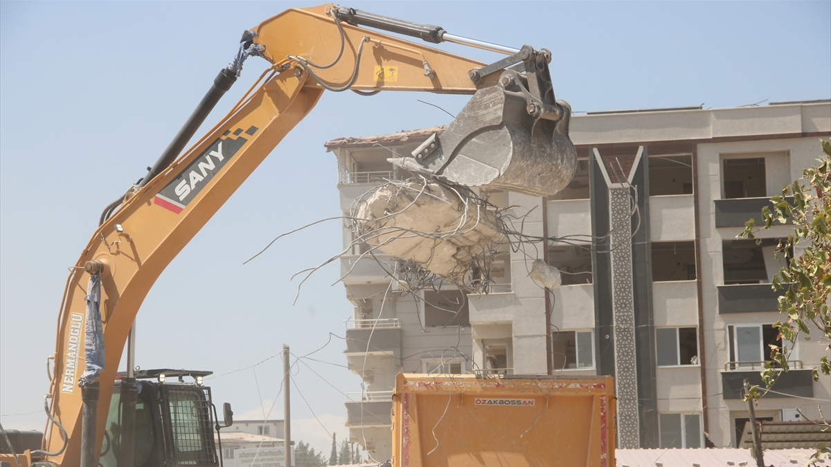 Depremin vurduğu Hatay'da günlüğü bin 500 TL’ye usta bulmakta sıkıntı yaşanıyor