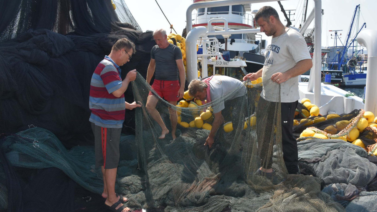İzmir'de balıkçılar av sezonu için hazırlıklarını sürdürüyor