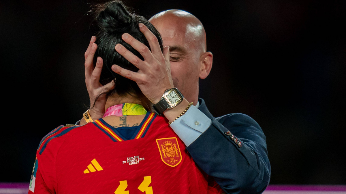 Kadın futbolcuyu dudağından öpmüştü! FIFA'dan Luis Rubiales'e men cezası