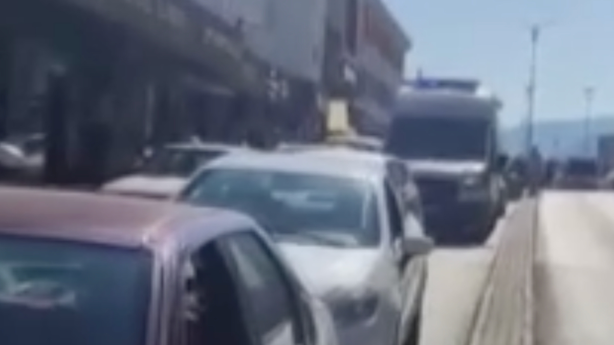 Karabük'te hastaya giden ambulans hatalı park yüzünden ilerleyemedi