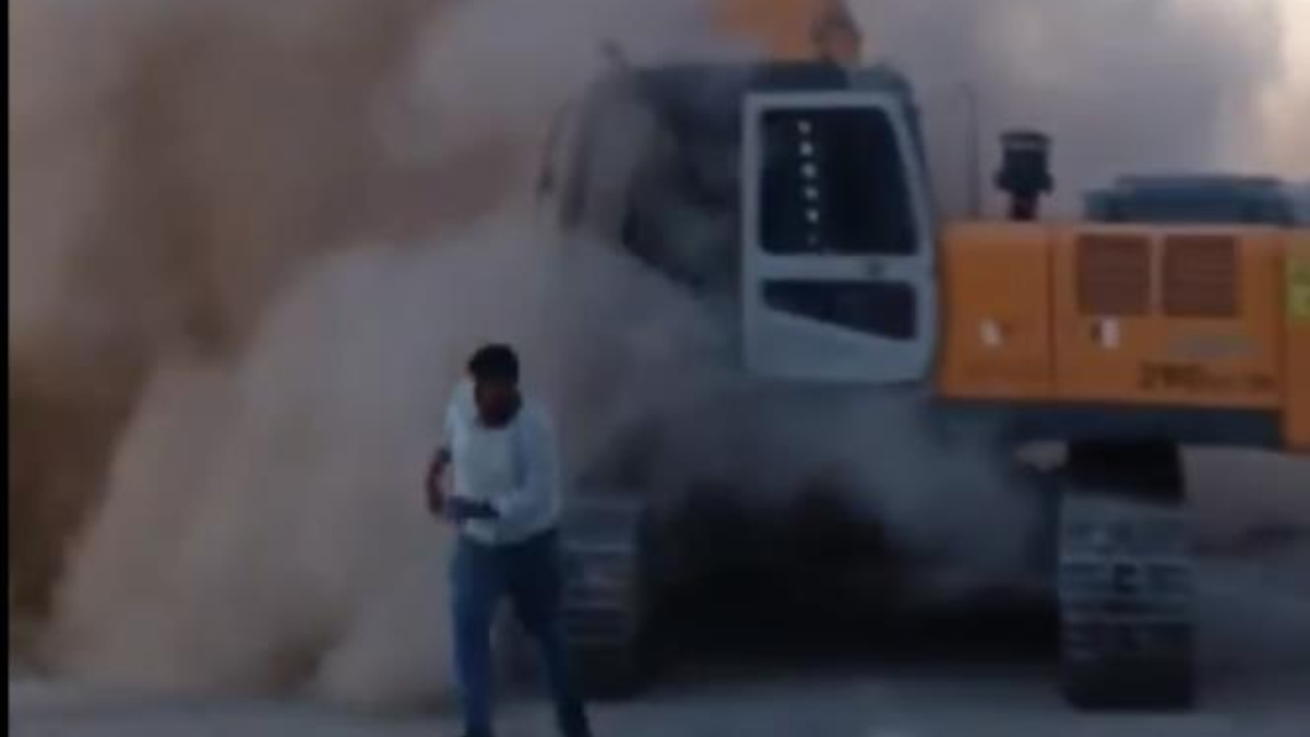 Elazığ'da hasarlı bina, kepçe dokunur dokunmaz yıkıldı: Operatör panikle kaçtı