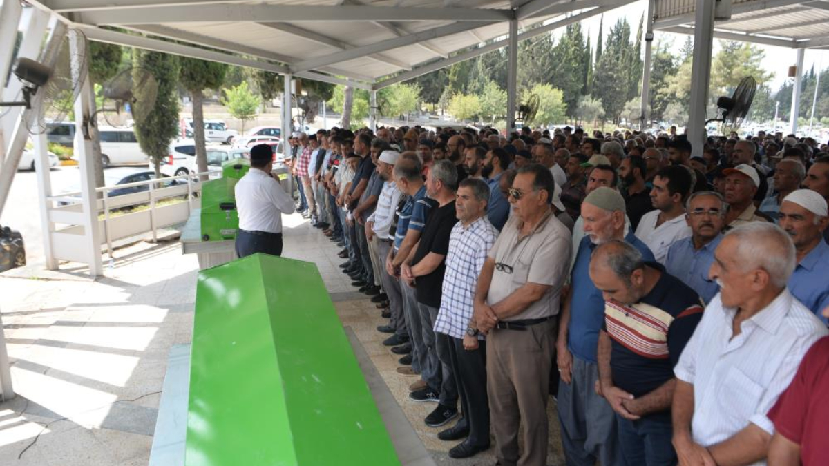 Adana'da köpeğe çarpmamak için kaza yapan araçtaki 3 kişinin cenazeleri defnedildi