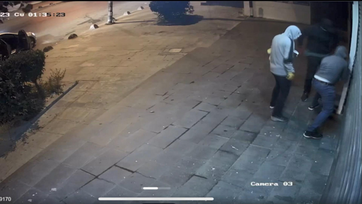 Arnavutköy'de kuyumcunun kepengini 7 dakika boyunca zorladılar