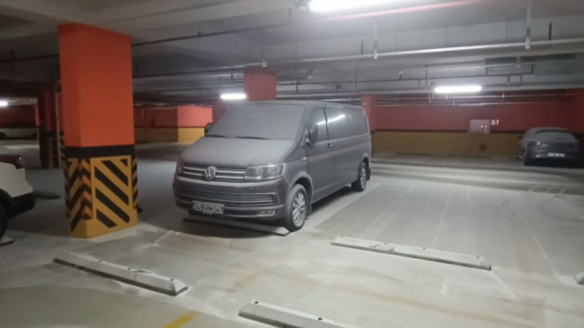 İstanbul'da katlı otoparktaki araçların üzerine yangın tüpü sıkıldı