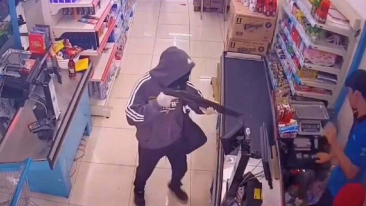 İzmir'de hırsızın elindeki silah kaçarken ateş aldı: Kendini vurdu