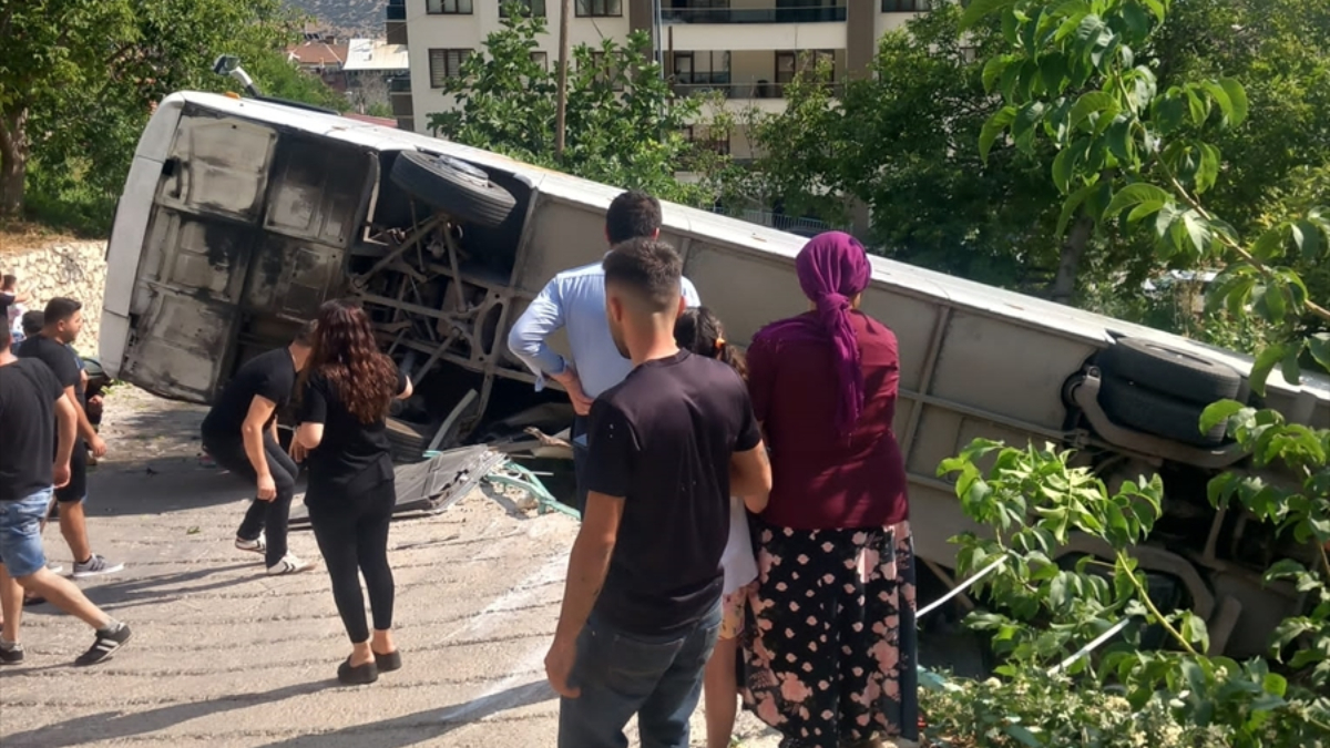Karaman'da tur otobüsü devrildi: 3'ü ağır 26 yaralı