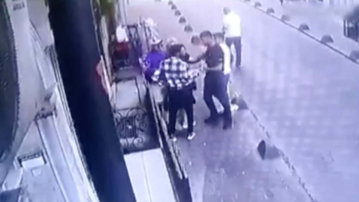 İstanbul'da genç bir kişi sokak ortasında 6 kişi tarafından darbedildi