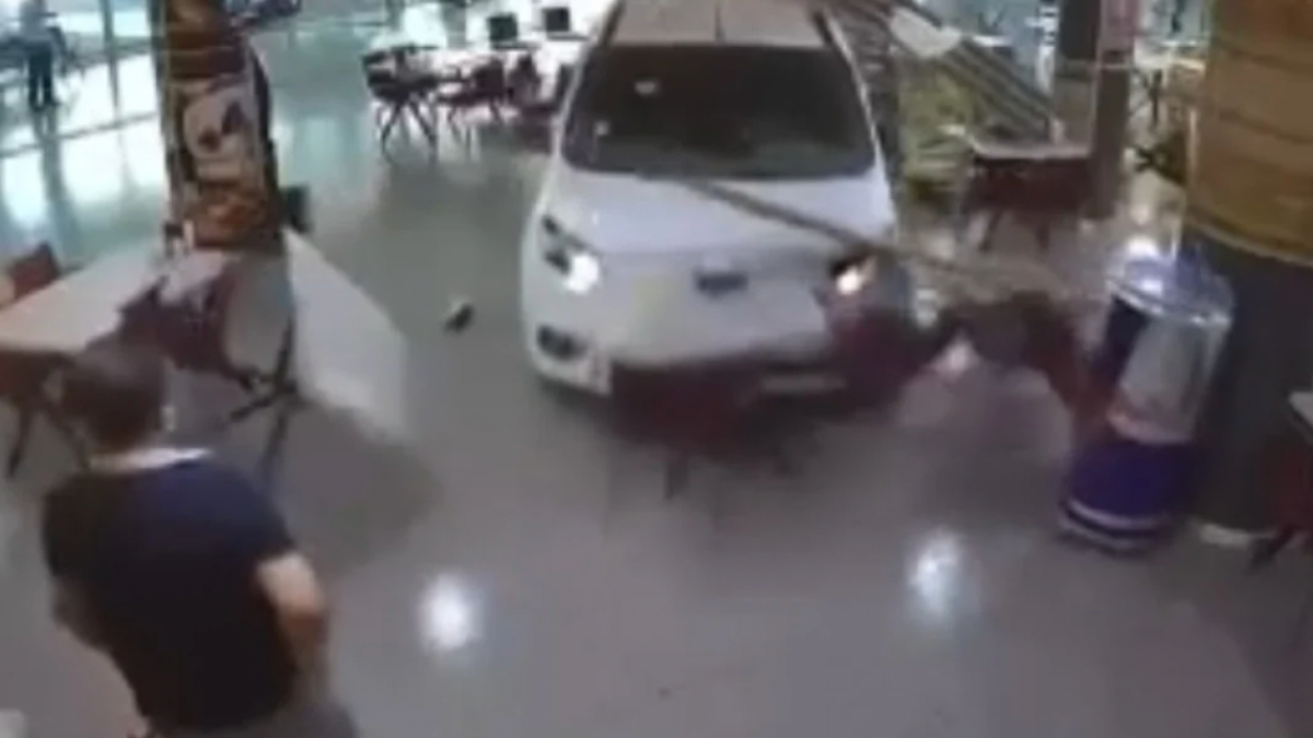 Mersin'de fren yerine gaza bastı