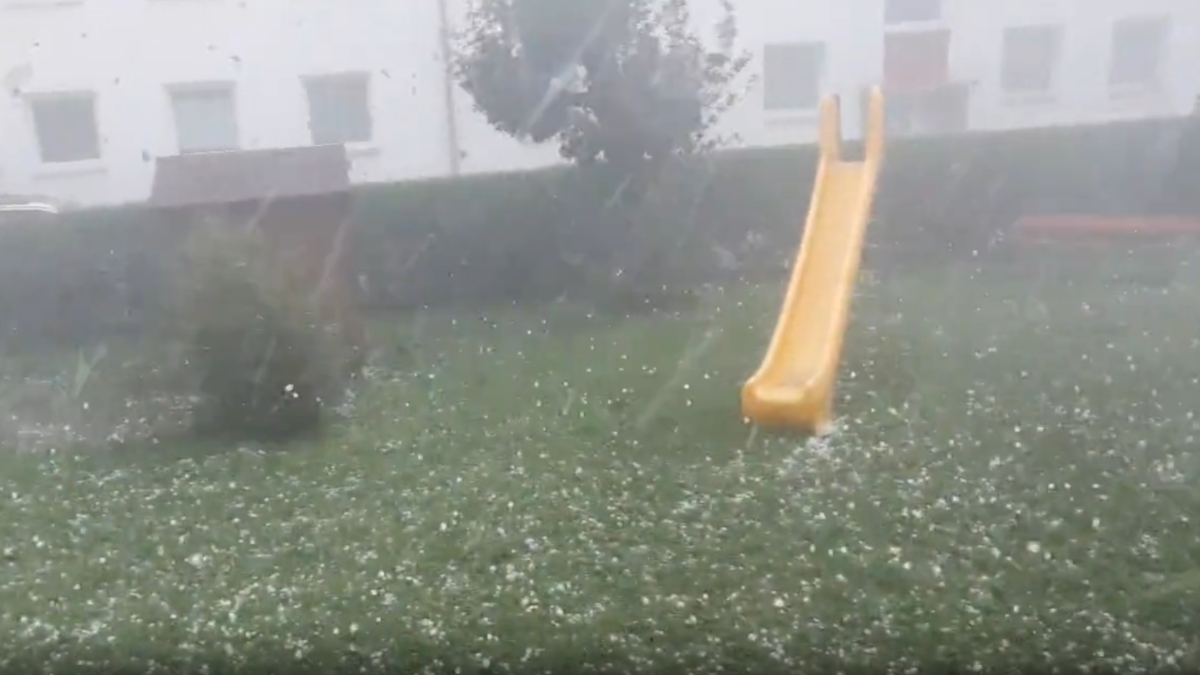 Almanya fırtınanın etkisi altında: Evlerin çatısı uçtu, yollar kapandı