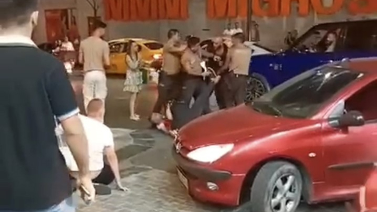 İstanbul'da kadını darbederken tepki gösterenlerle kavga etti