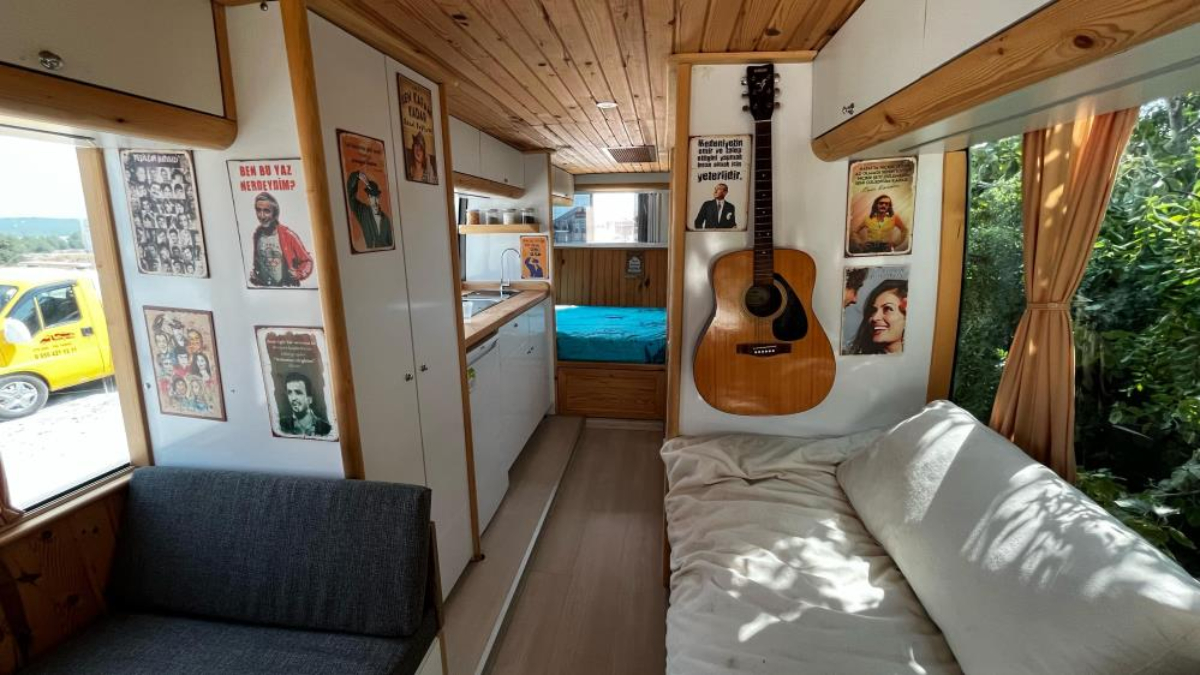 İzmir'de 2 yıllık sigara parasıyla midibüsünü karavana çevirdi