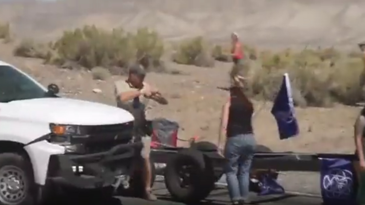 ABD polisinden, yolu kapatan iklim aktivistlerine sert müdahale: Silahıyla engelledi