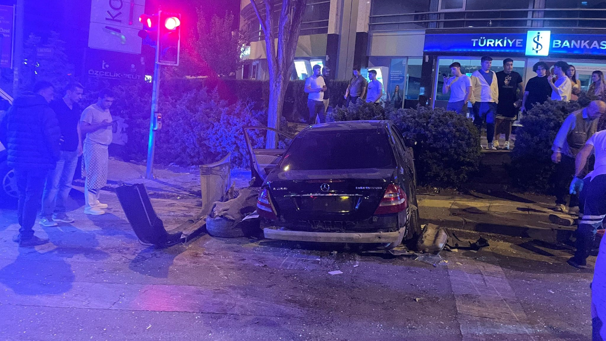 Ankara'da otomobil duvara çarptı: 5 yaralı