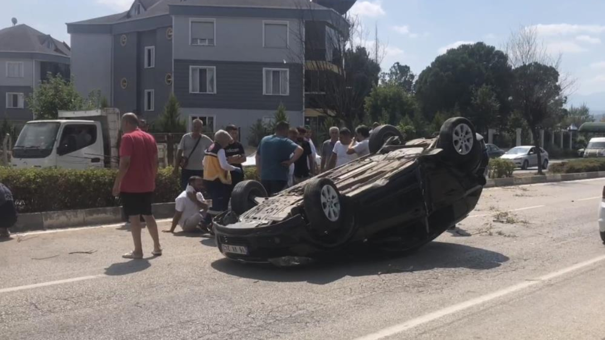 Bursa'da sokak köpeği kazaya neden oldu: 3 yaralı