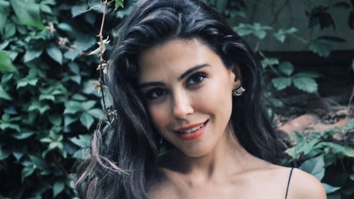 Dilara Aksüyek'ten sokakta cesur pozlar! Fizik gösterisi yaptı...