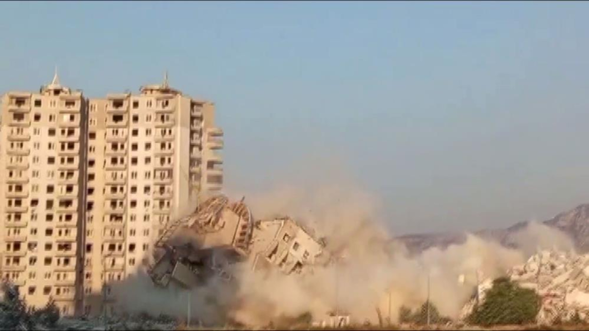 Hatay'da 16 katlı hasarlı rezidans dinamitle patlatıldı: O anlar kamerada