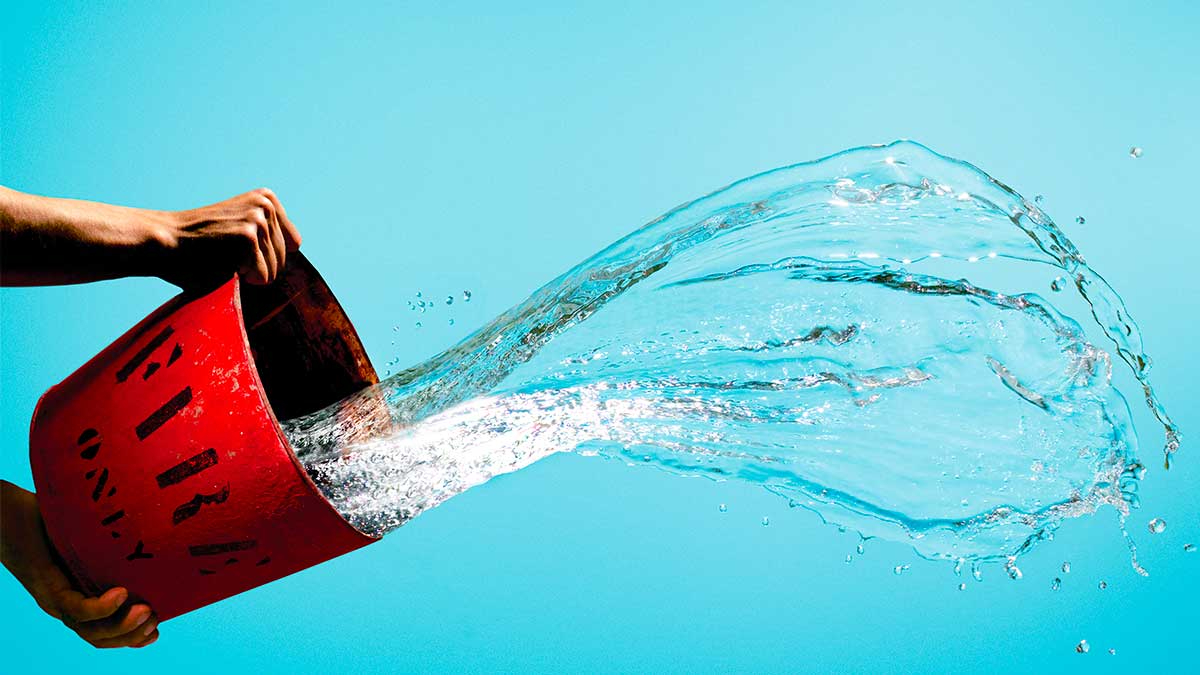 Yılların geleneği bakın ne anlama geliyormuş.. Gidenin arkasından su dökmek ne ifade ediyor?