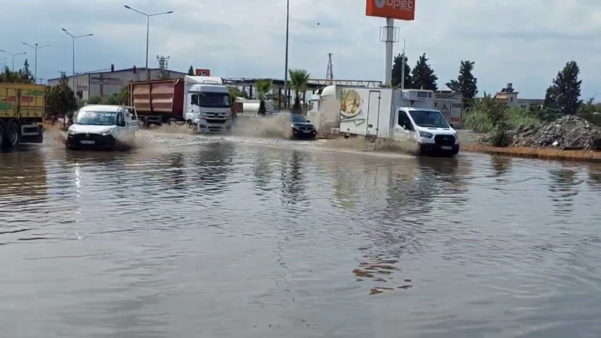 Hatay'da sağanak yağış! Yollar göle döndü