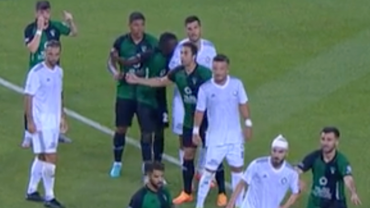 Kocaelisporlu Fofana maç sırasında Altaylı Ceyhun Gülselam'ı ısırdı