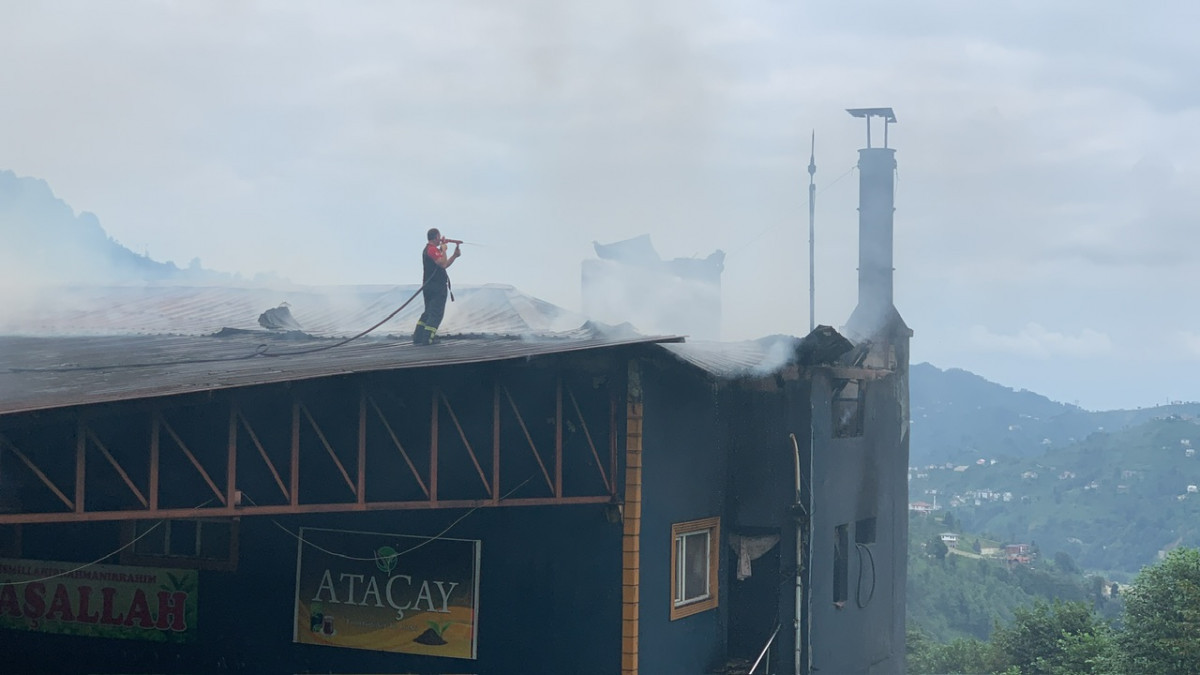 Rize'de, özel çay fabrikasında yangın çıktı