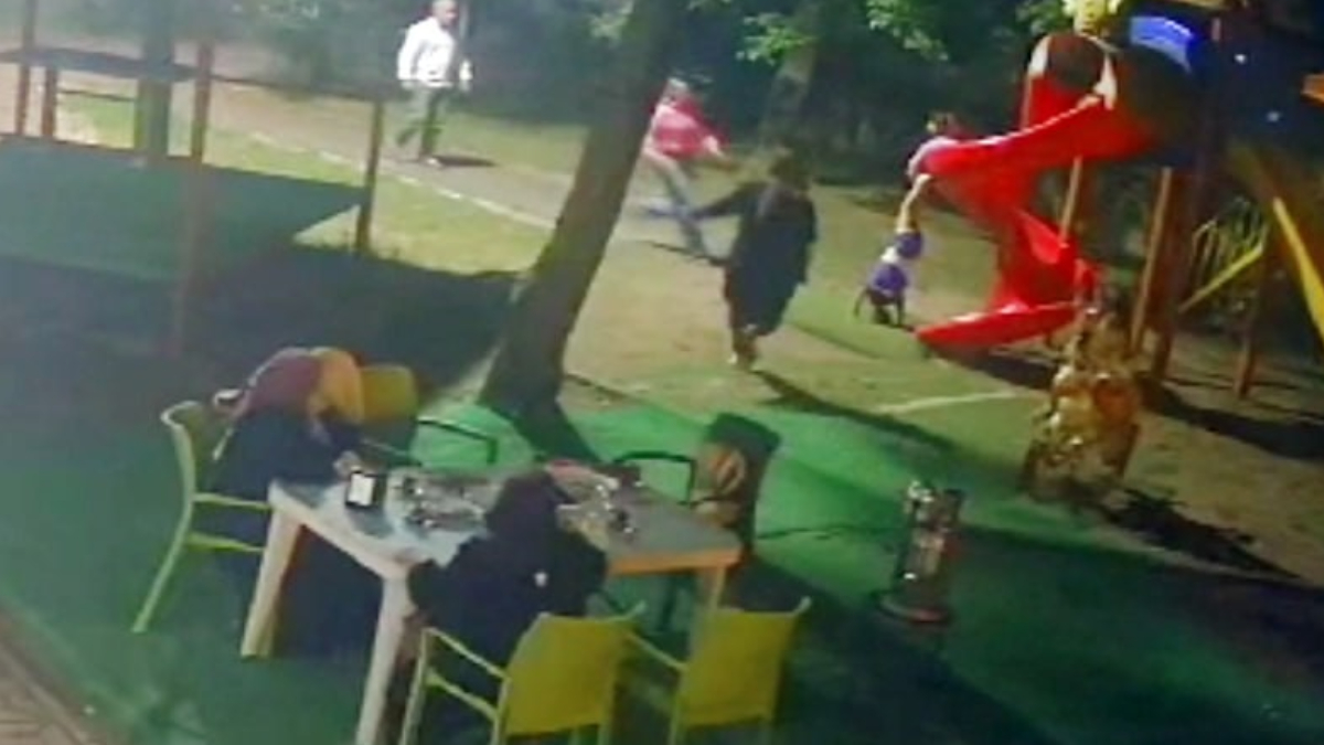 Sakarya'da kaydıraktan düşen çocuğu ayaklarından yakaladı