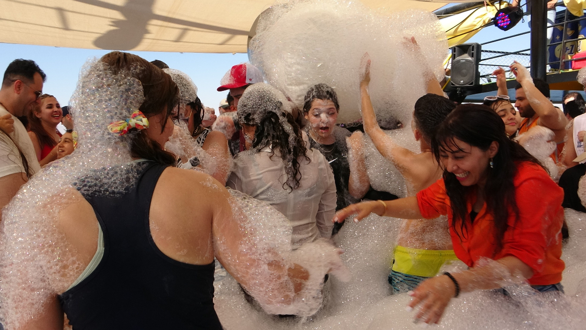 İranlı turistler Van Gölü'nde yaz keyfi yaşıyor